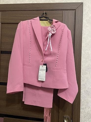 Qadın kostyum dəsti – şanel üslubunda, açıq çəhrayı rəng. Dəst: -