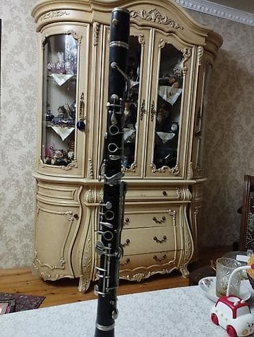 Gitaralar: A Klarnet ( 4 açqi ) taxta Təsvir: - Qara korpus, metal klapan və — 8