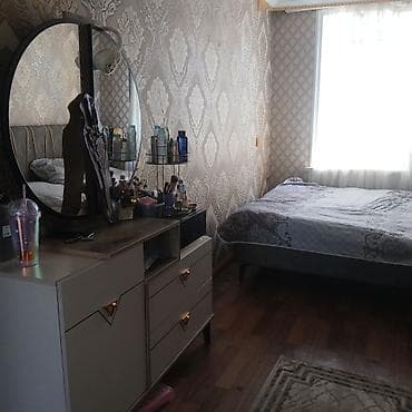 Mənzillər: Seherin merkezinde 4 mertebeli binanon 3 cu mertebesi 3 otagli ev — 5
