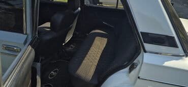 ваза напольная стеклянная высокая без узора: Ağ rəngli VAZ-2106 sedan avtomobili. Dörd qapılı bu avtomobil retro — 4