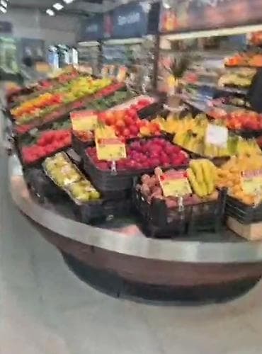 Supermarket rəfində səliqəli şəkildə düzülmüş müxtəlif növ təzə