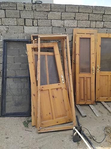 qapi taxda: Taxta qapılar və qapı çərçivələri satılır. Şəkillərdə bir neçə ədəd — 3