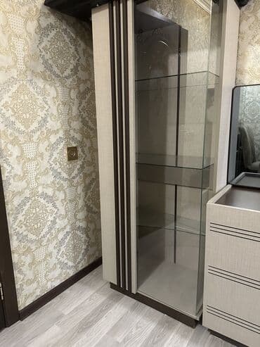 qapi kraskalari: Qonaq otağı üçün modern bufet-vitrin - Dizayn: Parlaq krem rəngli — 4