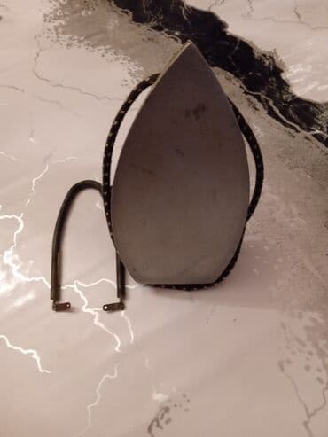 qədimi qəpiklər: Retro elektrik ütüsü - Klassik, metal altlıqla kompakt ütü - — 1