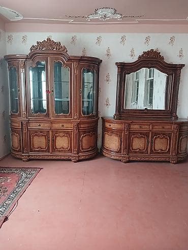 palata sekilleri: Klassik üslubda salon mebel dəsti Tərkib: - Şüşəli vitrin-bufet — 1