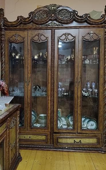 Klassik üslubda iri qonaq otağı mebel dəsti Tərkibi: - Böyük vitrin — 2