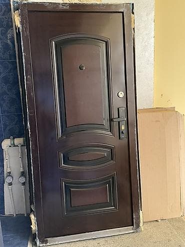 Dəmir giriş qapısı – tünd qəhvəyi rəng, dekorativ panellərlə klassik