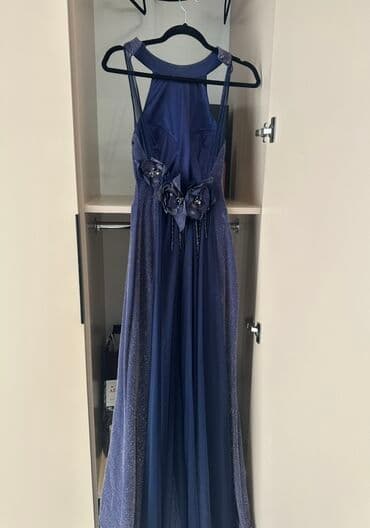 çiçəkli ətəklər: Şıq gecə/podium donu – tünd mavi, parıltılı şifon/parça effektli uzun — 2