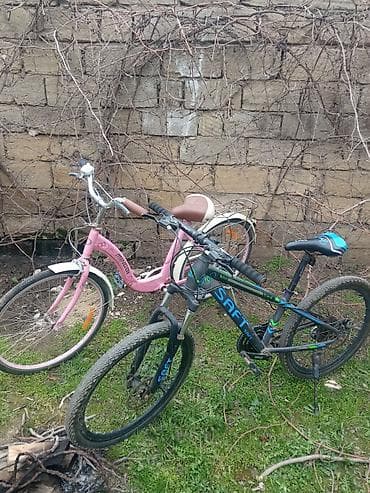 Городские велосипеды: Dağ velosipedi, tünd rəngdə çərçivəyə və mavi-yaşıl vurğulara — 4