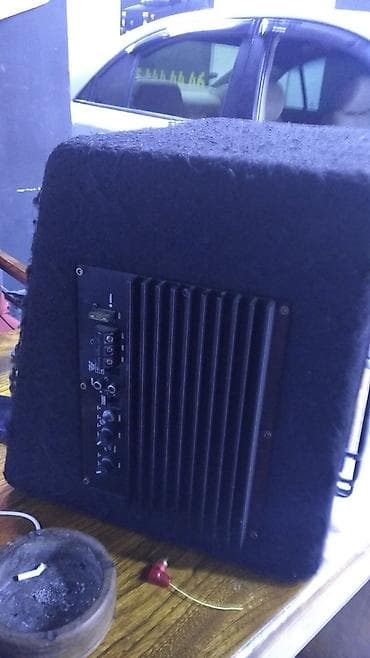 JBL 1200W aktiv sabvufer (bass qutusu) - Güc: 1200 W (üzərində qeyd
