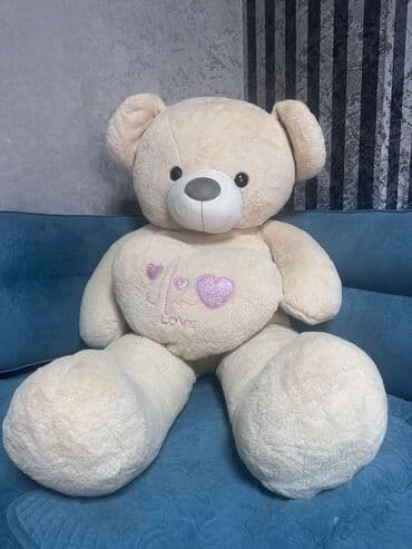 Böyük ölçülü, bej rəngdə, "Love" yazısı və ürək bəzəkləri olan yumşaq