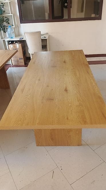 stol ustul: JYSK yemək/iş masası – təbii ağac teksturalı, iri ölçülü, minimal — 2