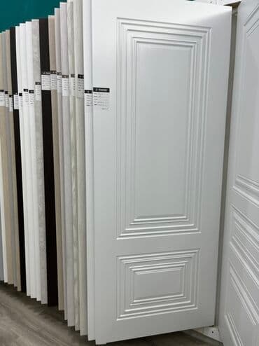 двери для дома: Ağ rəngdə, klassik dizaynlı qapı. Qapının üzərində düzbucaqlı panellər — 1