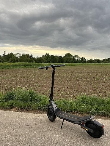 Xiaomi elektro scoo ter 6, 10 gun islenib 90km surulub problemi yoxdu