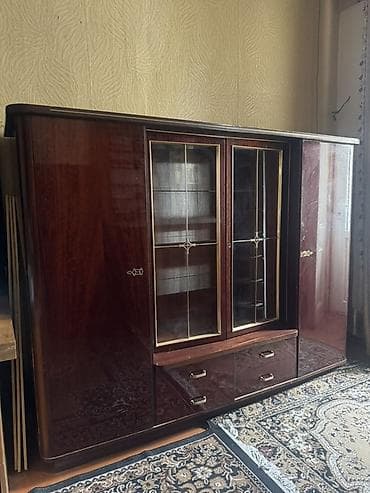 kitab refi: Klassik üslubda vitrinalı qonaq otağı dolabı - Material: tünd qəhvəyi — 2