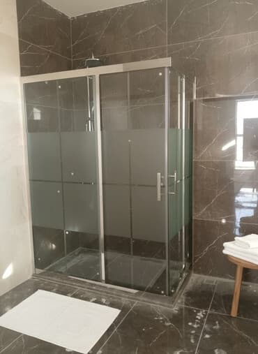 Şüşə duş kabinəsi - Material: qalın temperli şüşə (şəffaf + qumvari