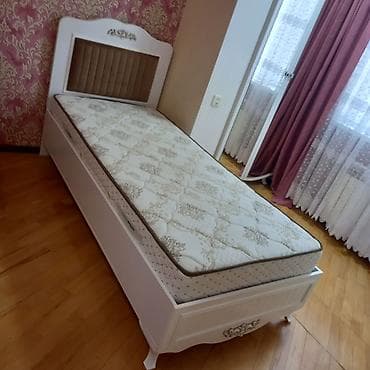 Ev üçün mebel: Tək nəfərlik klassik üslublu çarpayı və döşək dəsti. Xüsusiyyətlər: - — 1