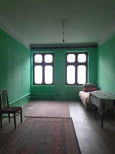 Kirayə üçün sadə bir otaq - Geniş, düzbucaqlı planlı otaq, hündür