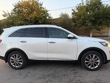 Kia Sorento – ağ rəngli, tam ölçülü SUV Xüsusiyyətlər: - Geniş və — 10