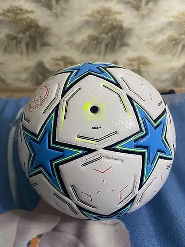 Futbol topu – Size 4 - Rəng və dizayn: Ağ fon üzərində mavi ulduz