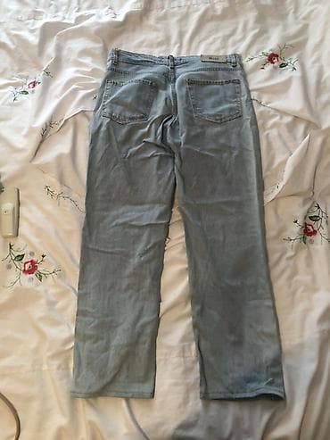 Açıq göy rəngli denim cins şalvar. Ön hissədə dizlərdə və budlarda — 2
