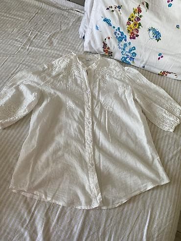 Ağ rəngli qadın köynəyi - Model: düyməli, kraliça yaxalı (stend