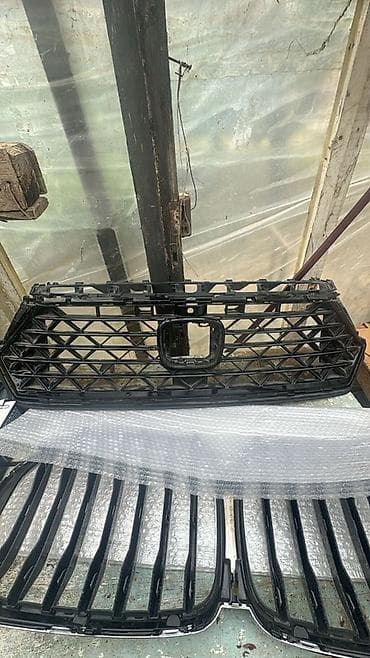 ablisofqa: Avtomobilin ön bamperi üçün qara radiator barmaqlığı (panjur). Üstən — 2