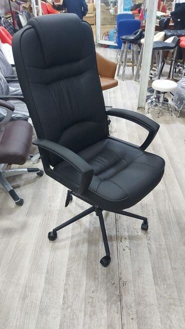 офисные кресла: Новый, С колесиками, Рукояти не регулируются, Кожа — 2