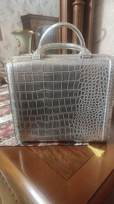 Gümüşü rəngdə, kroko fakturalı qadın əl çantası,iri hecimlidi -