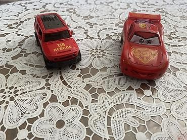 şaxta baba torbası: Uşaq oyuncaqları – 2 ədəd qırmızı metal/plastik maşın modeli dəsti - — 2