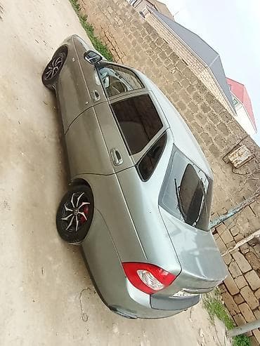 vaz mator: LADA Priora sedan, boz rəng. Xüsusiyyətlər və təchizat: - Kuzov: 4 — 4