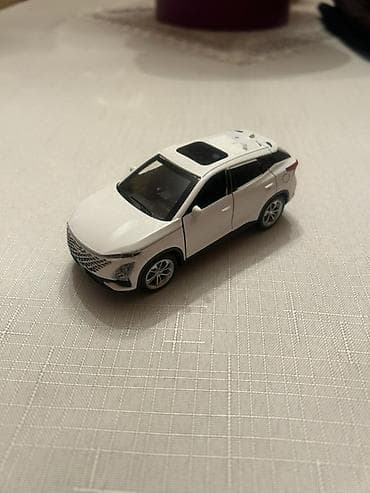 siniy traktor oyuncaq: Ağ rəngli miniatür SUV model maşın oyuncağı - Korpus: detalı işlənmiş — 4