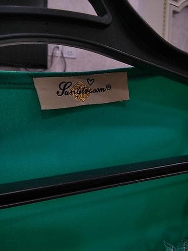 8 mart gulleri: Zümrüd yaşıl rəngdə qadın bluzası - Model: qısaqoll, düz kəsim - — 5