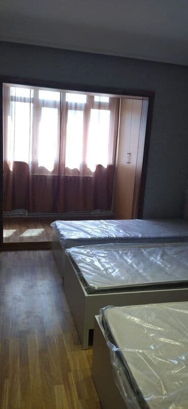 шкаф купе угловой в спальню: 3 qapılı güzgülü şkaf - Rəng: krem/bej tonları, dekorativ qızılı — 6