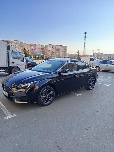 Aksesuarlar və tüninq: MG (emblemli) sedan, il 2022. Üstündəki yazıya görə: “təcili satılır — 5