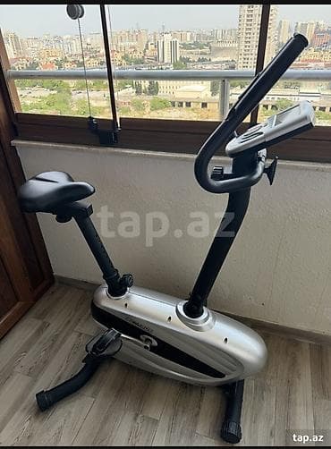 Möhkəm gümüşü və qara rəngli çərçivəyə malik bu məşq velosipedi evdə