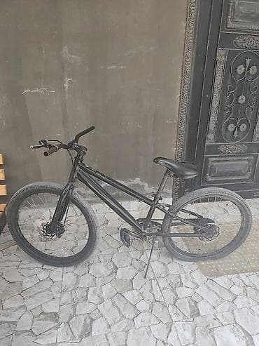 Şəhər və yüngül off-road üçün uyğun dağ/trekking tipli velosiped