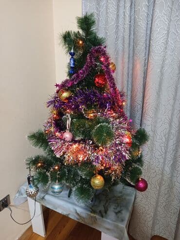 şaxta baba corabı: Yeni il üçün bəzədilmiş süni şam ağacı - Təxminən orta ölçülü süni — 3