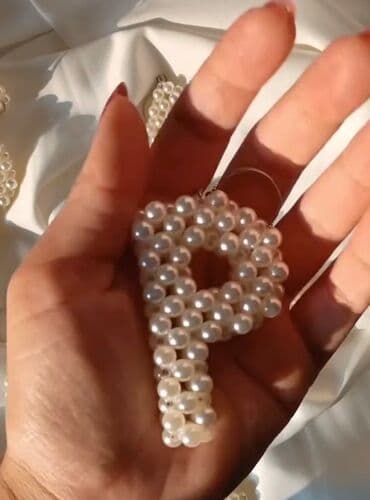 disk ve tekerler: Mirvari muncuqlarla bəzədilmiş, müxtəlif hərflərdən ibarət açar — 2