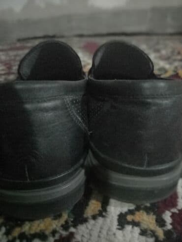 klassik ayaqqabi: Ayaqqabi 42 razmer 60m alinib .1defe geyilib.20m satilir — 2