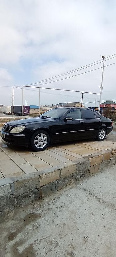w220 stop: Mercedes‑Benz S‑Class (W220), qara rəng, sedan gövdə. Əsas — 1