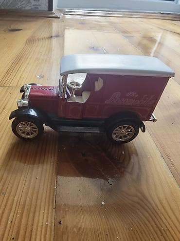 Retro üslubda hazırlanmış “The Locomobile” model oyuncaq avtomobil — 1