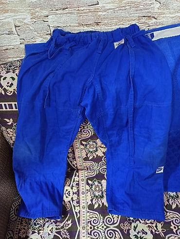 Bu, mavi rəngdə idman uniformasıdır, cüdo və digər döyüş sənətləri