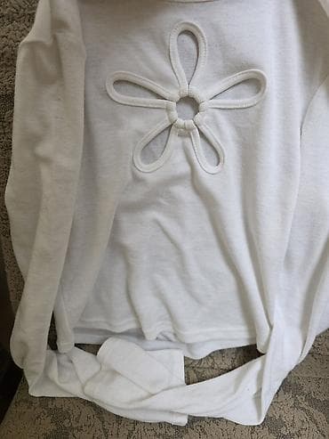 Svitşotlar: Ağ rəngli qadın crop-top bluz - Model: uzunqol, bədənə oturan kəsim - — 4