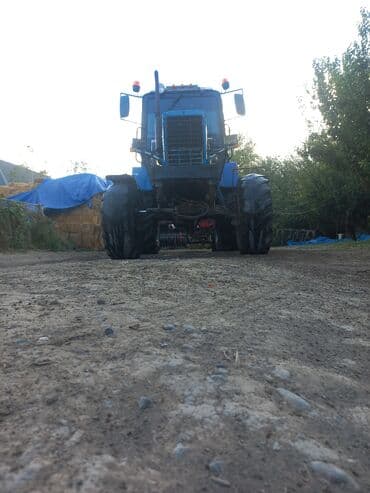 jiquli təkəri: Mavi rəngli təkərli kənd təsərrüfatı traktoru Xüsusiyyətlər: - Ön və — 1