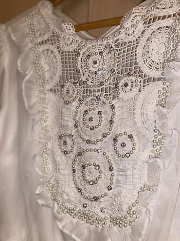 белое платье: Ağ rəngli zərif qadın donu - Model: qısa qol, A-kəsimli, çoxqatlı — 3