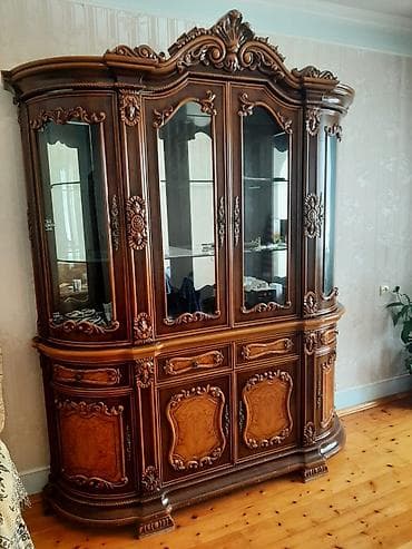 Klassik üslubda massiv ağacdan vitrin-bufet - Material: tam ağac