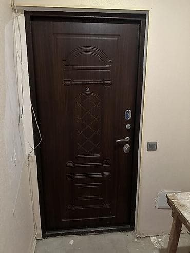 Dəmir giriş qapısı – tünd qəhvəyi rəngdə, taxta teksturası effekti