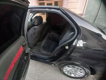 авто азербайджан: Qara rəngli sedan avtomobil, geniş baqaj hissəsi və dörd qapısı ilə — 4