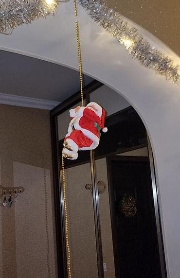 Yeni il bəzəyi – kəndirə dırmaşan Şaxta Baba oyuncağı - Asma dekor